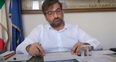 Aversa Sfiduciato Il Sindaco Golia Bilancio Non Passa In Consiglio