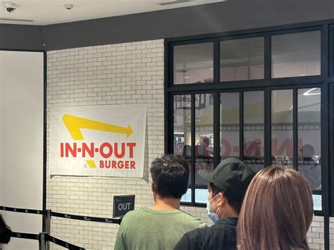 Hypeburger Fans Queue Hours For In N Out At Siam Discovery Photos