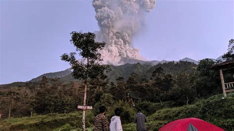 Indonesien Aktiver Vulkan Merapi St T Aschewolke Aus Zeit Online