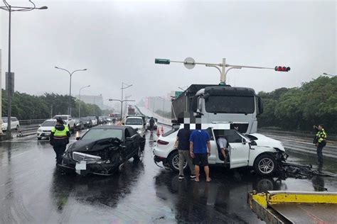 北市洲美快速道路 砂石車雨中追撞保時捷和賓士 趣聞網搜 發燒車訊