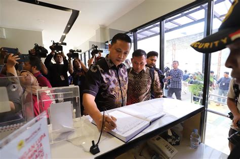 Foto Kuasa Hukum Hasto Kristiyanto Datangi Komnas Ham Soal Penyitaan