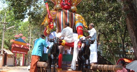 indianDream: Bhima, Hanuman, Draupadi and gang arrive in style at Chettikulangara temple