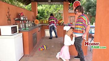 Celebrando el cinco de mayo con la pequeña hermanastra XVIDEOS