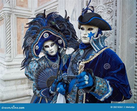 A Pessoa No Traje Venetian Atende Ao Carnaval De Veneza Foto Editorial