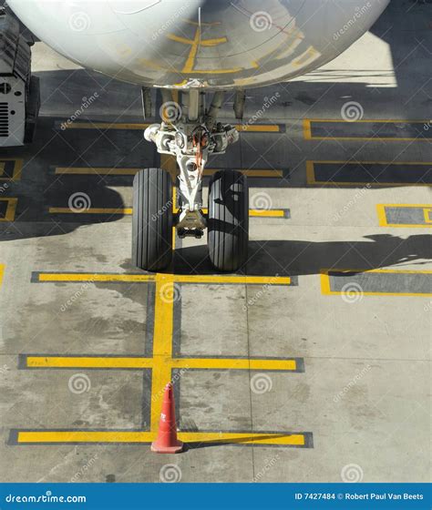 Rueda De Proa De Un Avión De Pasajeros Comercial Estacionado Foto de