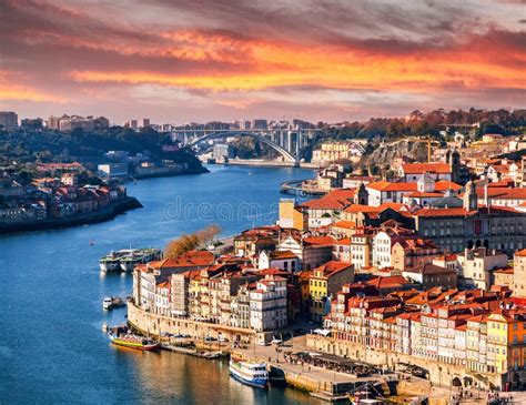 Viejo Horizonte De La Ciudad De Oporto Portugal En La Puesta Del Sol