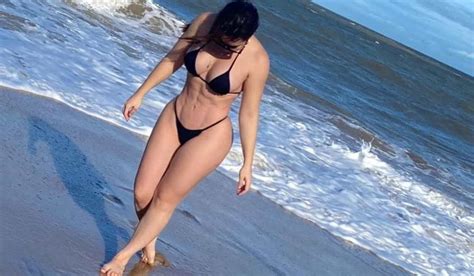 Naiara Azevedo Exibe Abd Men Sarado Em Clique Na Praia Dia De Folga