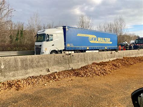 Fi Pi Li Camion Si Ribalta E Perde Il Carico Superstrada Chiusa Per