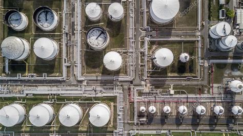 Vista aérea tanque de almacenamiento de combustible blanco en planta de