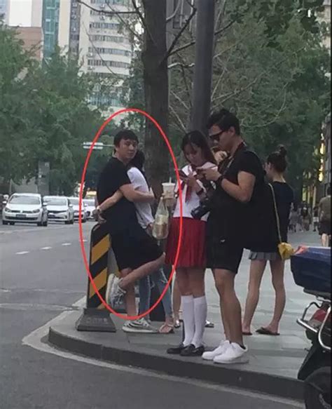 王思聪又换了个新女友，两人牵手共度七夕，网友：终于不是网红脸了！陈小春