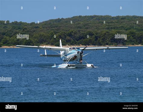 Plane landing on water hi-res stock photography and images - Alamy