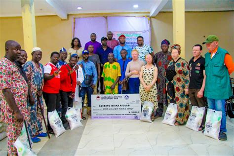 Ojodu LCDA Distributes Palliatives Cash And Gifts To People Living