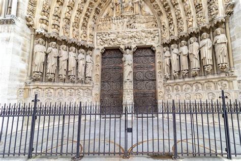 Puerta De Entrada Principal De La Catedral De Notre Dame En París