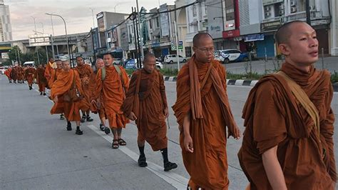 Tri Suci Waisak Biksu Thudong Jalan Kaki Dari Thailand Ke Candi