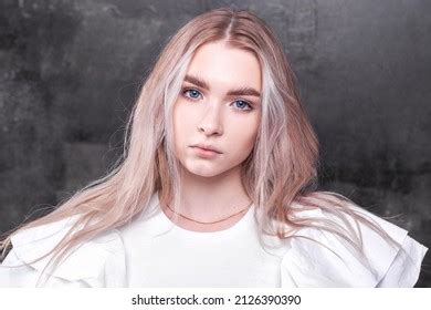 Jeune fille blonde résultats 4 7 millions dimages libres de droits de photos de stock et d