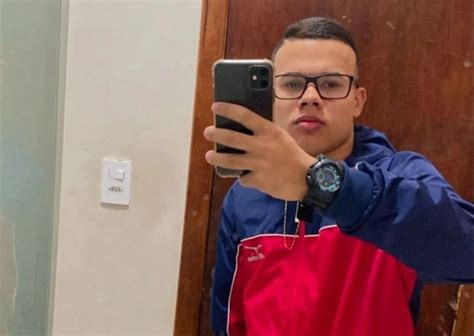 Jovem De Anos Morto A Tiros Em Ca Apava R Not Cias