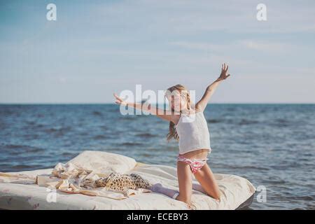 Junge Blonde Behaarte M Dchen An Einem Sandstrand Eine Schwimmweste Tragen B Cken Abholung