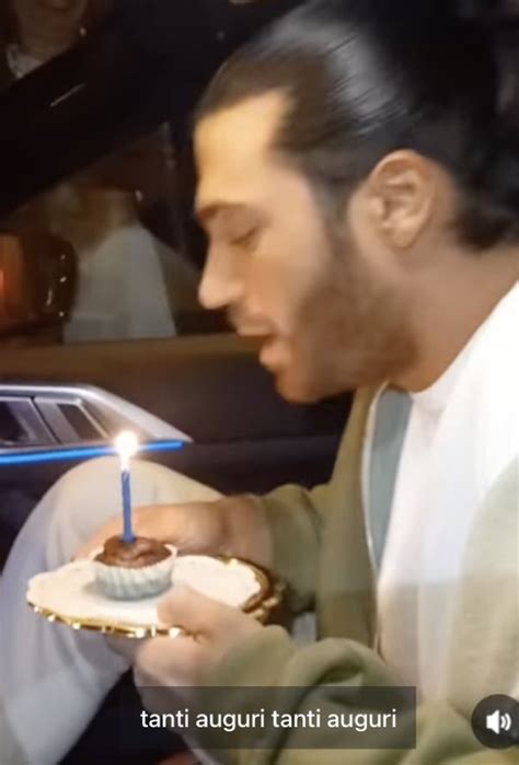 Can Yaman Spegne Le Candeline Sulla Torta Di Una Fan Ma C Chi Lo