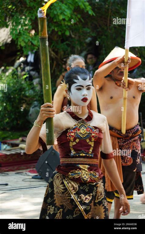 The Theatrical Of Babad Kadhiri Jayati The Story Of Panji Ande Ande Lumut On Selomangleng