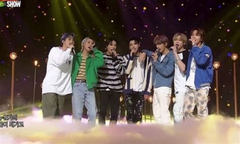 NCT DREAM mostró en el escenario las nuevas canciones del álbum Hot Sauce KpopLat