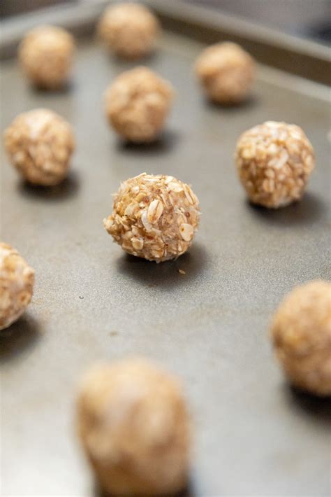 Healthy Homemade No Bake Oatmeal Balls Recipe (Sugar Free) - Saving Talents