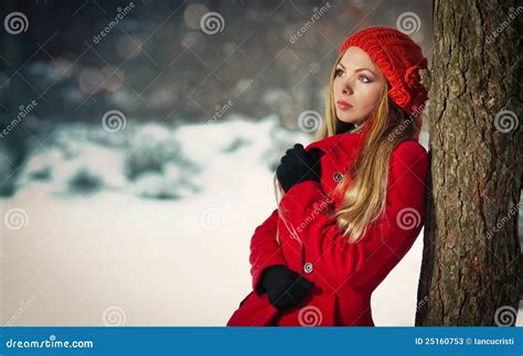 Fille Blonde Avec La Couche Rouge En Neige De L Hiver Image Stock Image Du Caucasien Mignon