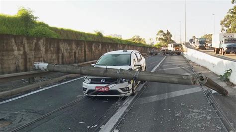 Rvore Cai Na Marginal Pinheiros E Derruba Sete Postes Na Pista Local