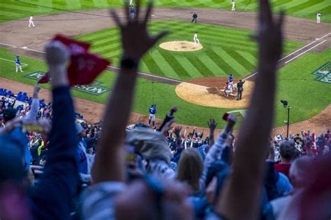 Twins Fans Celebrate Teams First Playoff Series Win Since 2002 Mpr News