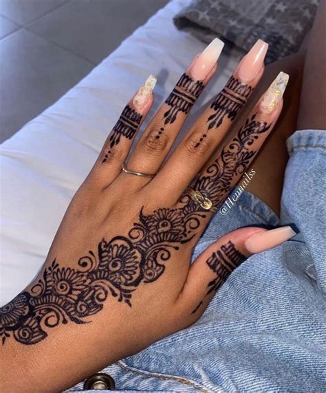 Épinglé par It s Me sur Henna Mehndi en 2022 Tatouage au henné