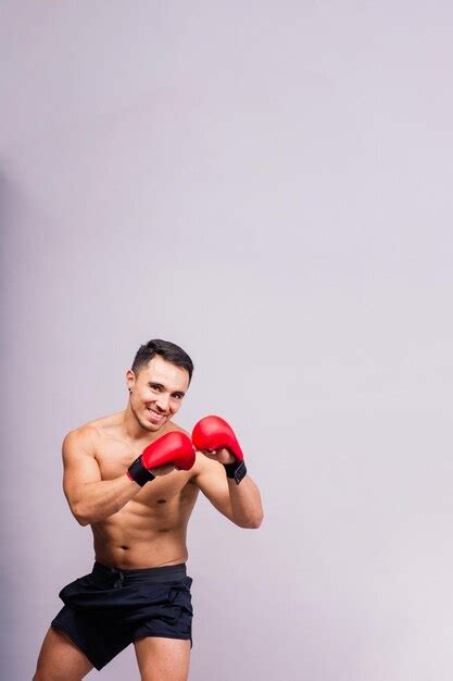 Guantes De Boxeo Hombre Entrenando En El Desaf O De Lucha Deportiva O