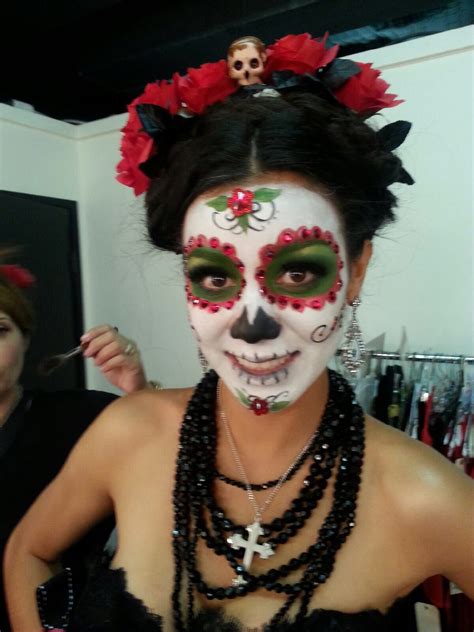 Dia De Los Muertos Makeup I Like The Headdress With The Skull