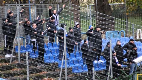 Kibice Kotwicy Kołobrzeg na meczu w Krakowie Policja wstrzymała ruch