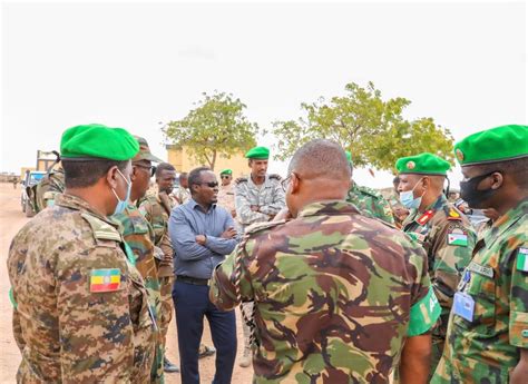 Madaxweyne Qoor Qoor Oo Lakulmay Taliyaha Ciidanka AMISOM Radio Muqdisho