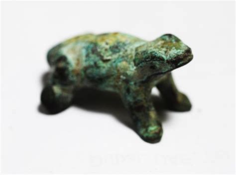 Acropolo. ANCIENT EGYPT. BRONZE FIGURE OF A FROG. 600 - 300 B.C