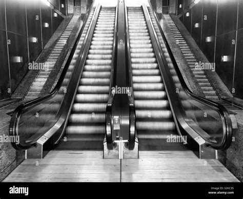 Rolltreppe Schwarzweiß Stockfotos und bilder Alamy