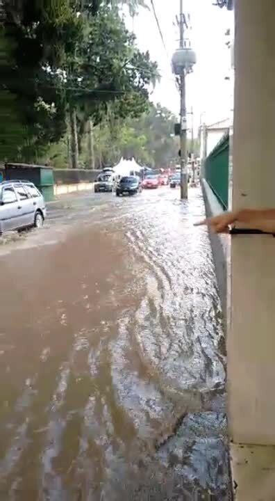 Chuva Alaga Ruas E Derruba árvores Em Valença Rj Sul Do Rio E Costa