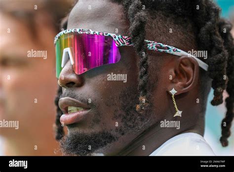 Miami Dolphins wide receiver Tyreek Hill (10) wears sunglasses during a ...