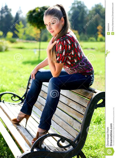 Femme Sur Le Banc En Bois Photo Stock Image Du Herbe 39922944