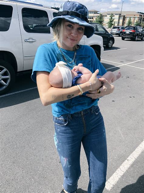 Miley Cyrus enloquece a sus fans al aparecer cargando a un bebé