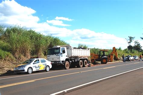 Blog do Ronco Caminhão de lixo da Prefeitura de Dourado despenca de