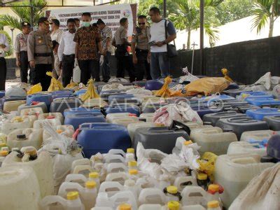 PEMUSNAHAN MINUMAN BERALKOHOL TRADISIONAL ANTARA Foto