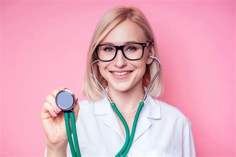 Portrait d une femme souriante gynécologue médecin belle femme blonde en blouse médicale blanche