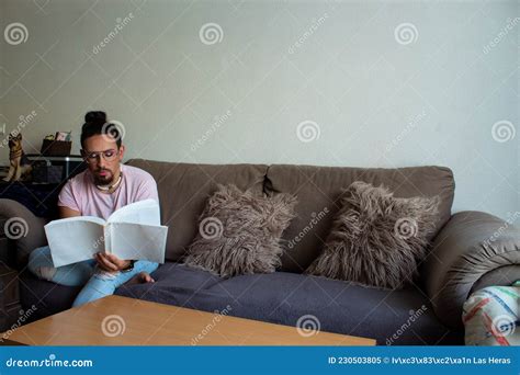 Chico Gay Transexual Leyendo Un Libro En Casa Imagen De Archivo Imagen De Homosexual Pelo
