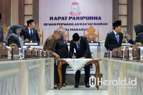 Foto Dprd Tanda Tangani Surat Pengunduran Diri Wakil Wali Kota