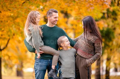 Retrato De La Familia De Cuatro Miembros Hermosa Feliz En Una Playa