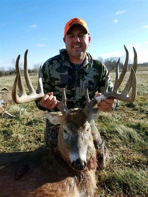 Iowa Whitetail Deer Hunting Guide Iowa Deer Hunting Deer Hunt Iowa