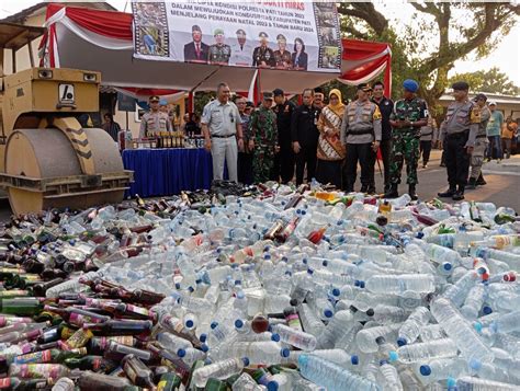 Hasil Operasi Cipta Kondisi Jelang Nataru Ribuan Botol Miras