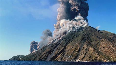 El volcán Estrómboli de Italia registra violenta explosión DW 03 07