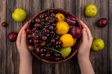 Vue De Dessus Des Mains F Minines Tenant Le Panier De Fruits Comme