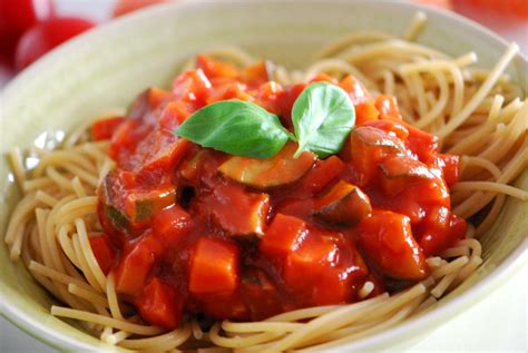 Vollkorn Spaghetti Mit Zucchini M Hren Bolognese Vegetarisch Von